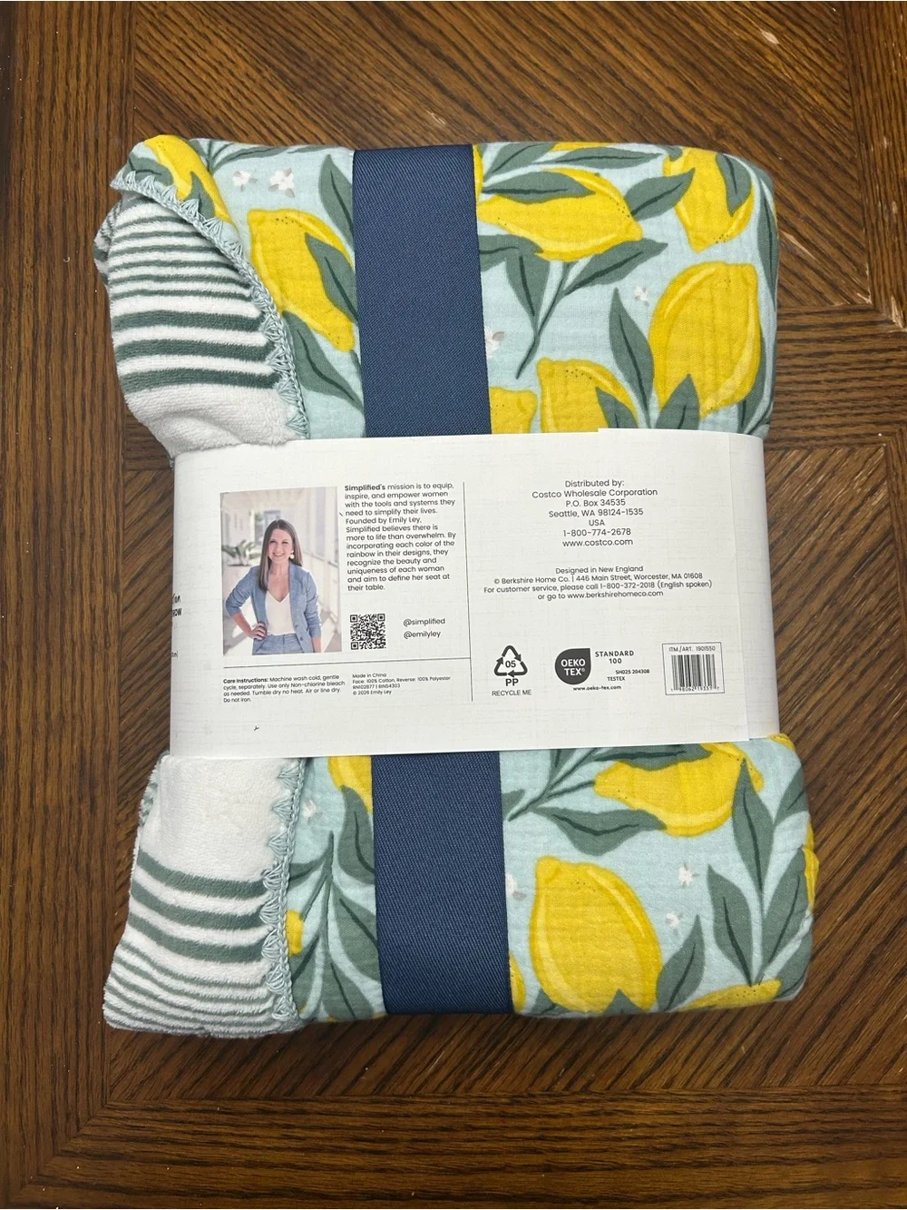 NWT Artist Collection Cotton Gauze Throw with plush reverse